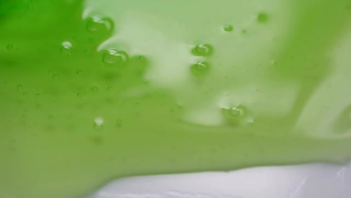 白色绿色液体