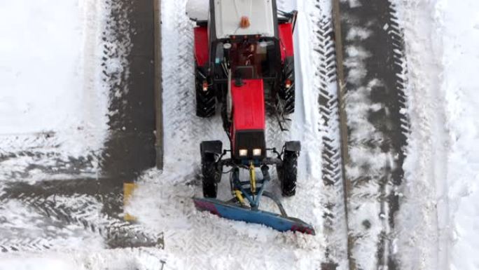 拖拉机清除人行道上的积雪