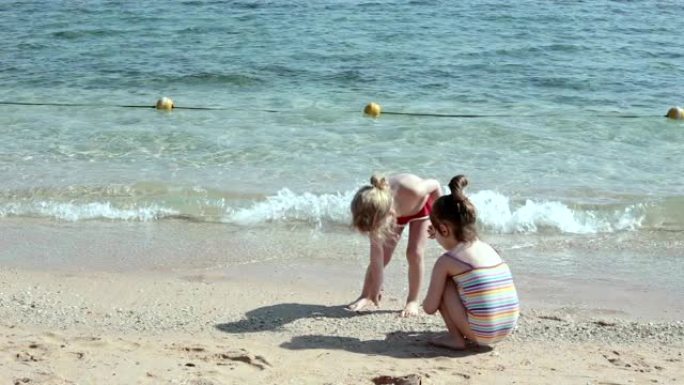 孩子们在埃及红海的海滩上玩耍。