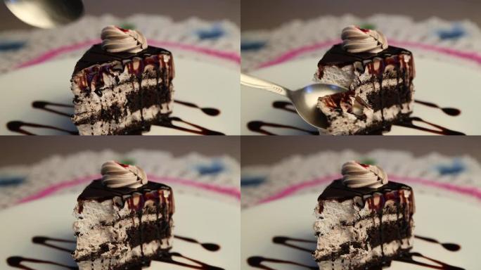 白色陶瓷盘中的巧克力蛋糕或糕点
