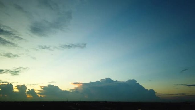 在美国奥兰多的日落天空中，暴风云在快速移动和滚动的延时。概念或黑暗暴风雨时代即将到来。美丽多彩的日落