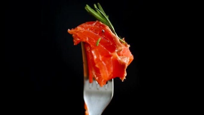 叉子上的咸红鱼，黑色背景