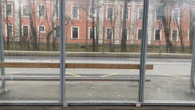 俄罗斯圣彼得堡普希金，空玻璃和金属公交车站候车亭。