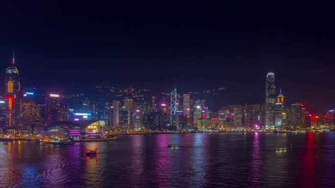 夜间照明飞行在香港市区港湾空中全景4k延时