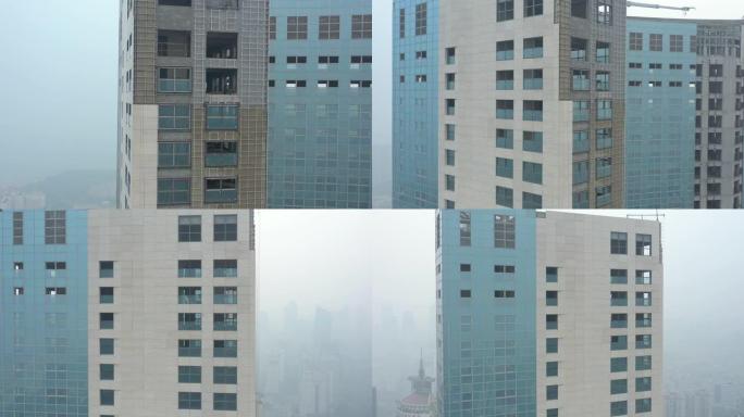 青岛市日间烟雾市中心废弃摩天大楼空中全景4k中国