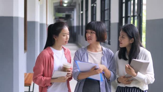 年轻女性在学校走廊讨论