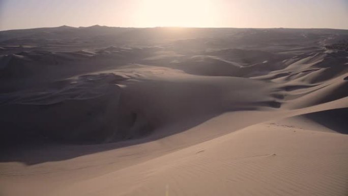 日落时秘鲁华卡中国村美丽的沙丘