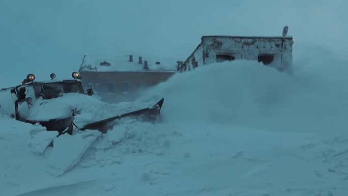 扫雪机清除了积雪的道路