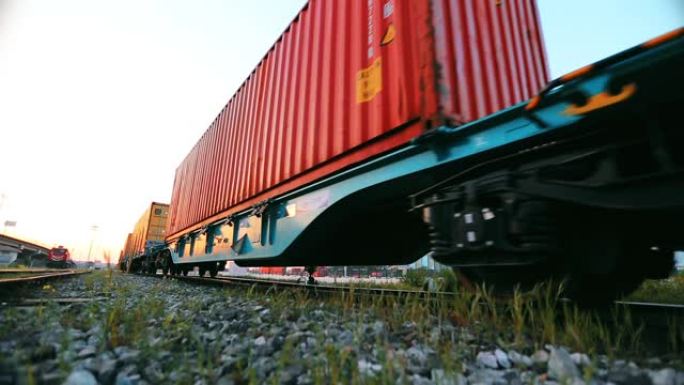 从底部装载的集装箱装载着离开港口的装载火车。