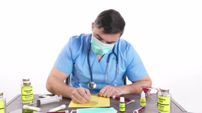医生戴着手术手套和防护面罩，拿着冠状病毒疫苗瓶，在空白的黄纸上写字，多莉射击