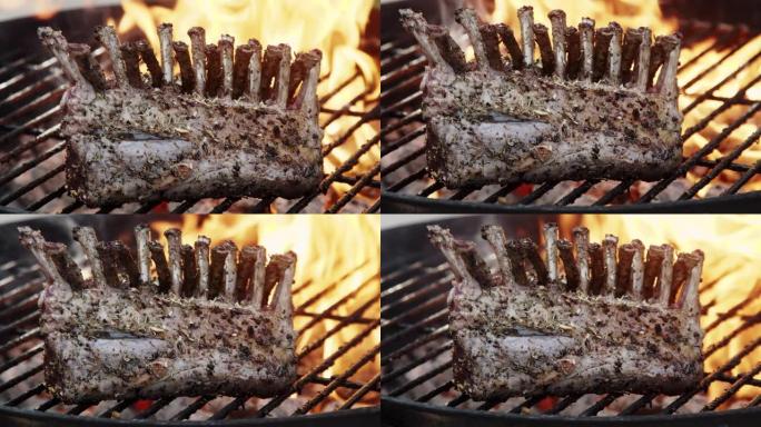 在火热的木炭烤架上的法国羔羊架