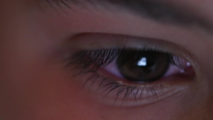 儿童男孩眼睛在平板电脑屏幕上浏览互联网的特写镜头