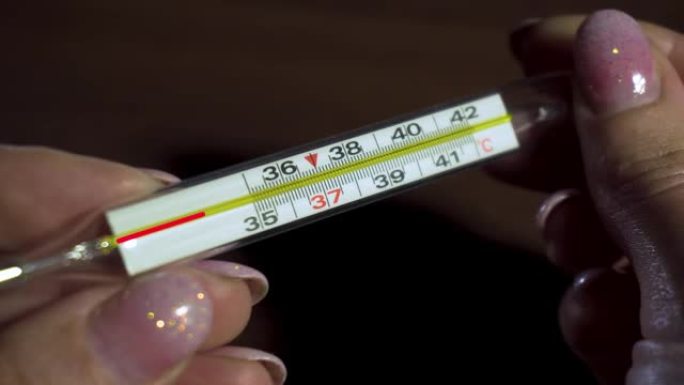 使用动画的水银温度计显示呼吸系统疾病季节女性手上的36.6温度