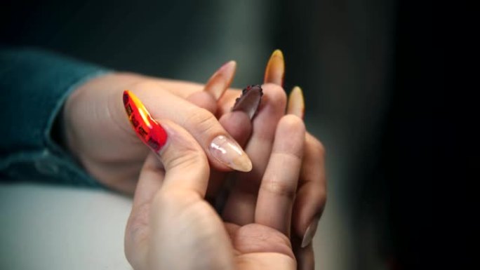 做美甲 -- 在天然指甲上涂抹透明基础
