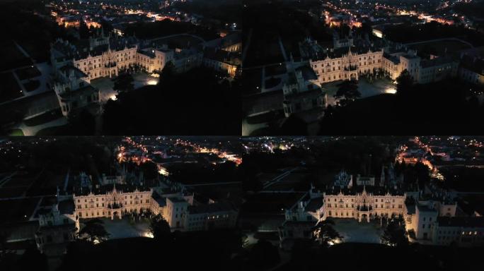 中世纪莱德尼斯城堡的晚间鸟瞰图。