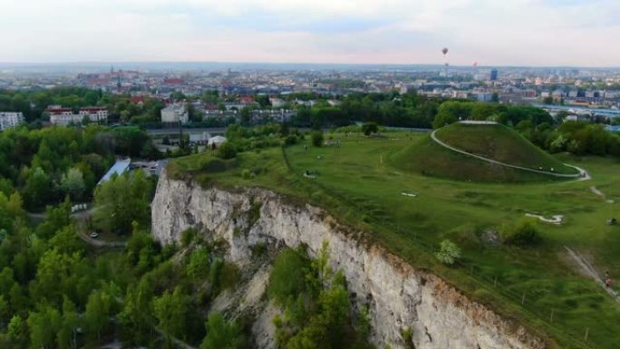 利班采石场、克拉库斯土墩 (Kopiec Kraka) 和克拉科夫、波兰、波尔斯卡的空中全景