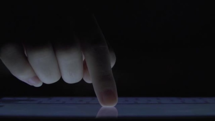 特写手指触摸平板电脑触摸屏