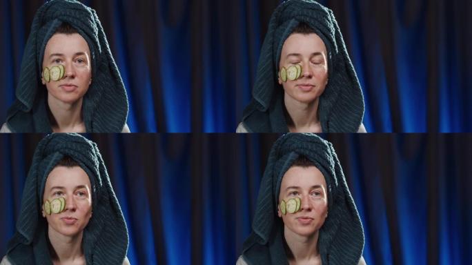 女人正在用自制的面膜照顾自己的脸