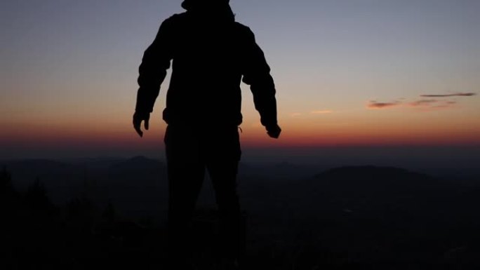 为了庆祝在日落时分征服了贝斯基迪山脉的一座山顶，年轻人进行了一次胜利的飞跃。自由。凡的生活。徒步旅行