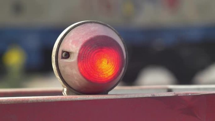 铁路平交道护栏特写镜头闪烁红色信号灯