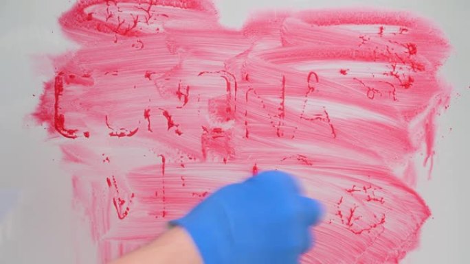 停止冠状病毒概念。用蓝色橡胶手套洗红色油漆的玻璃