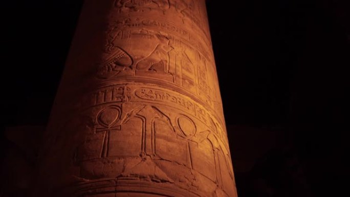 夜间在Kom Ombo寺柱上关闭象形文字