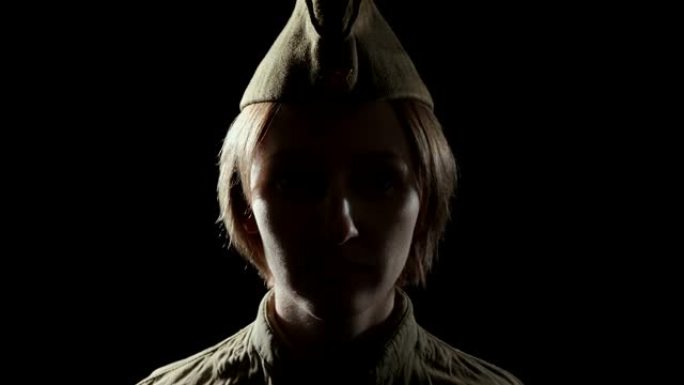 一个穿着苏联红军制服的年轻女子在阴影下的视频