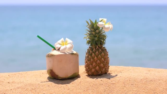热带海滩上的新鲜椰子汁和菠萝。