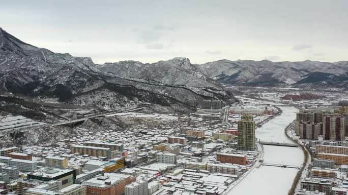 航拍小雪中的城镇城区与河道