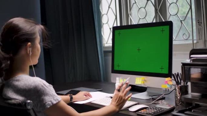 亚洲女商人在家用电脑工作，色度键