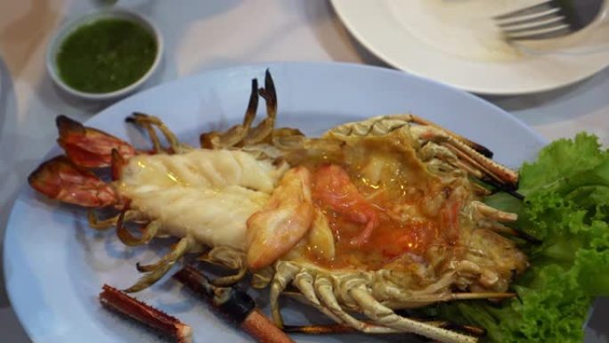 吃大型烧烤河虾泰国豪华海鲜