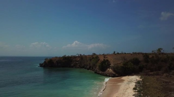 印度尼西亚龙目岛上田园诗般的粉红色海滩。大海平静，闪耀着许多深浅的蓝色。大自然中的美。未受破坏的隐藏