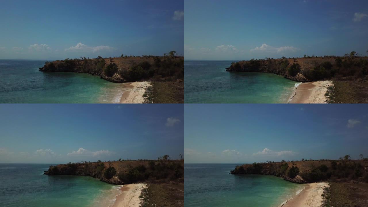印度尼西亚龙目岛上田园诗般的粉红色海滩。大海平静，闪耀着许多深浅的蓝色。大自然中的美。未受破坏的隐藏