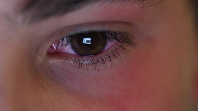男孩眼睛盯着平板电脑屏幕玩科技视频游戏，宏观特写眼睛