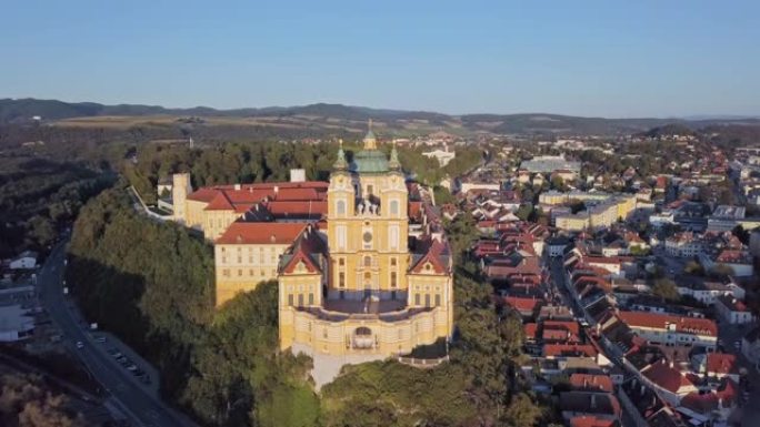 下奥地利州瓦豪山谷梅尔克本笃会修道院著名的圣彼得和保罗教堂的空中全景