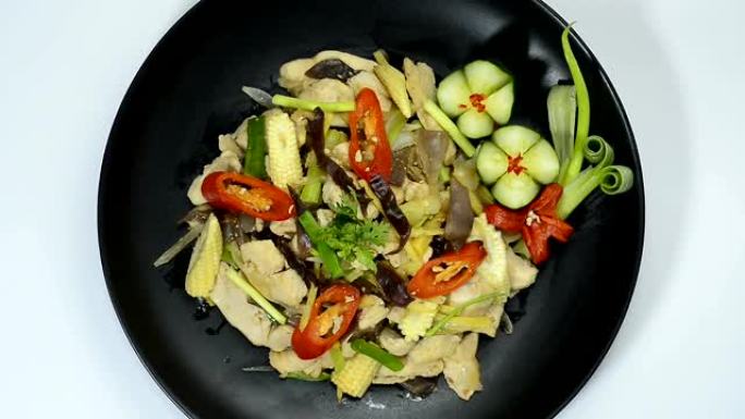 生姜，蘑菇，辣椒和洋葱炒鸡肉泰国菜清洁食品和饮食食品健康
