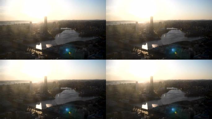 俄罗斯叶卡捷琳堡五彩缤纷的日落鸟瞰图。射。中央池塘的堤防和乌拉尔市的历史中心