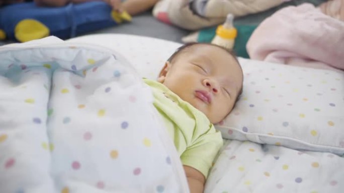 新生女婴在家睡觉小宝宝小孩子新生儿