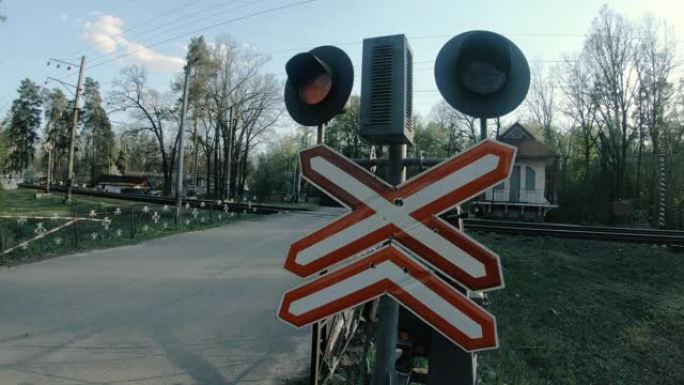 路标。没有障碍的铁平十字路口。