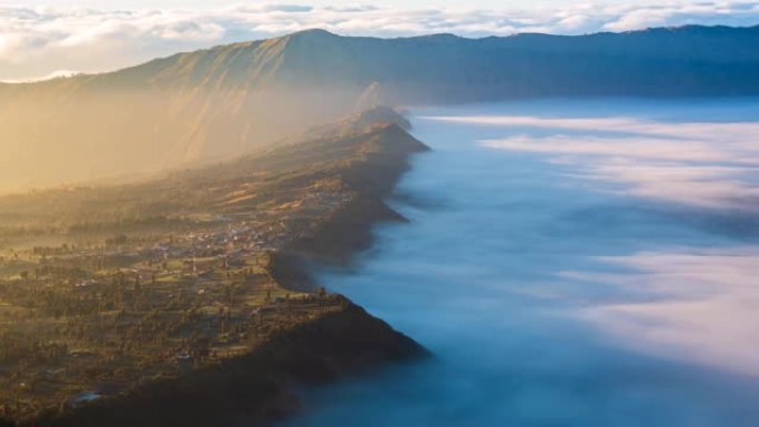 美丽的悬崖边村阳光和迷雾，印度尼西亚东爪哇省的地标性旅游地点