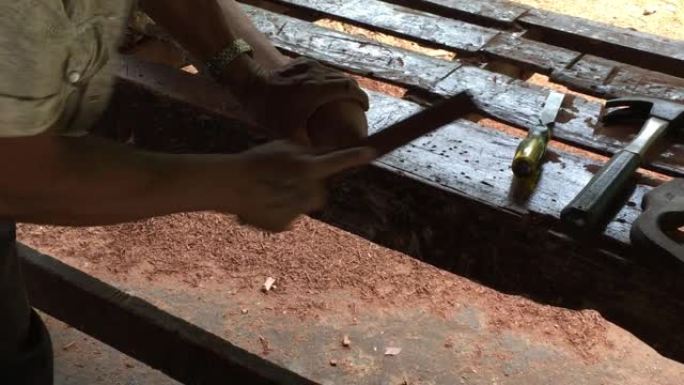 木匠用砂纸打磨木材