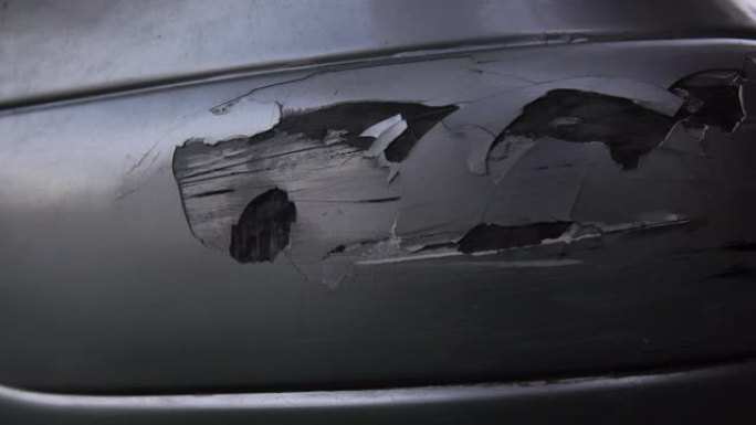 小事故后汽车保险杠上的划痕