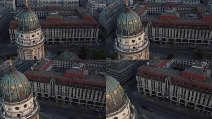 空中: 柏林宪兵市场德国教堂塔楼在黄昏4K时关闭