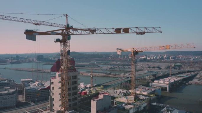 在哥德堡v ä stl ä nken g ö ta ä lv桥建造摩天大楼的起重机的鸟瞰图