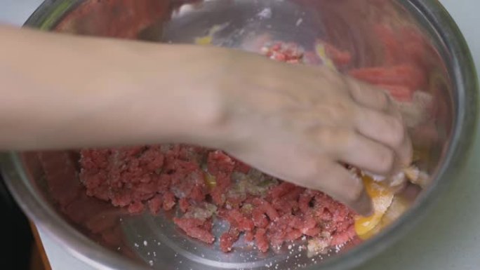 烹饪肉排的过程