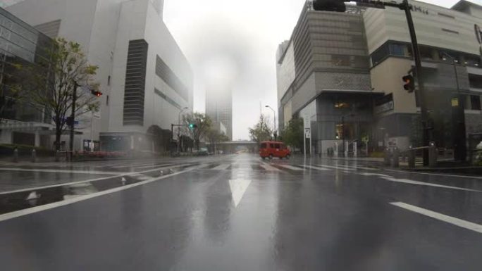 驾车穿越多雨的城市/后视图