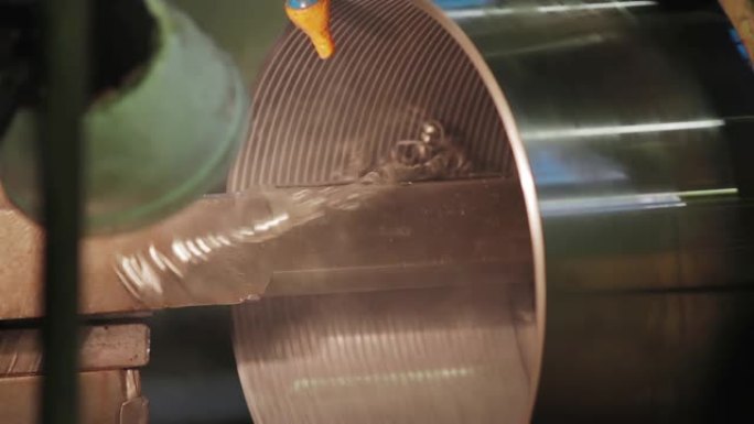 金属加工铣床在工厂生产金属细节。切削金属现代加工技术。操作高科技机床车床金属加工