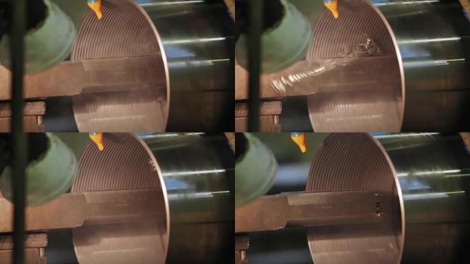 金属加工铣床在工厂生产金属细节。切削金属现代加工技术。操作高科技机床车床金属加工