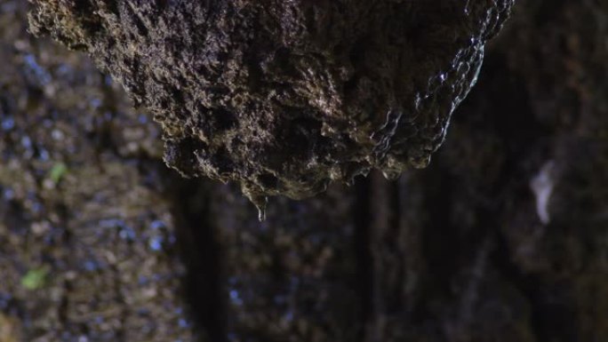 水滴在水上洞穴画廊的岩石中滑动