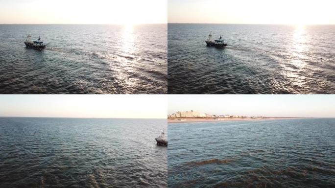 渔船在海上，日落的黎明在水面上反射，海鸥在船后吃鱼。